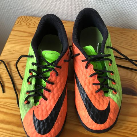 Nike fotballsko str. 33,5