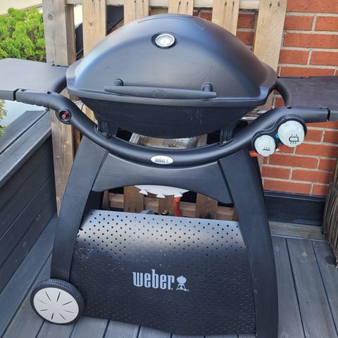 Lite brukt Weber gass grill.