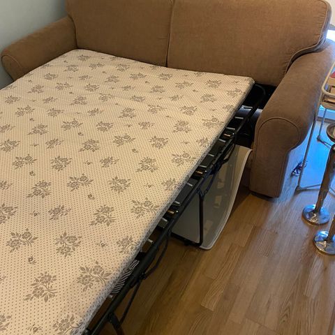 Sovesofa med god sitte og liggekomfort, i beige ullstoff,.