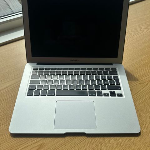 MacBook Air med knust skjerm