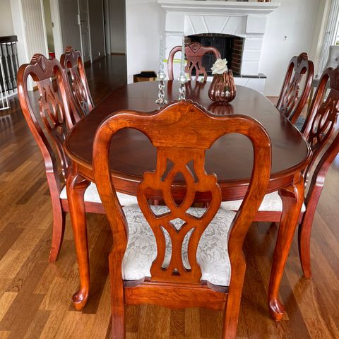Stuemøbler. Bord med 6 stoler/Skjenk/Vitrineskap