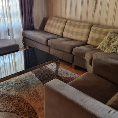 En brunn sofa gis bort