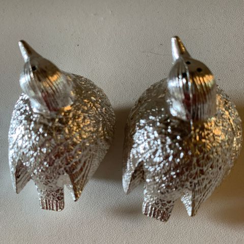 Salt og pepper børser, formet som fugler i sølv farge.