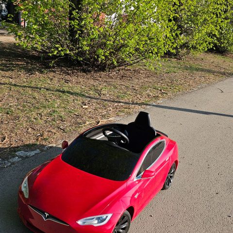 Tesla model S- eletrisk lekebil fra Radio flyers