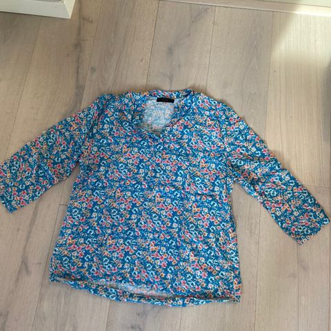 Blomstrete luftig bluse med v hals