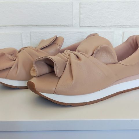 Nude dame sneakers med sløyfe. Str 39