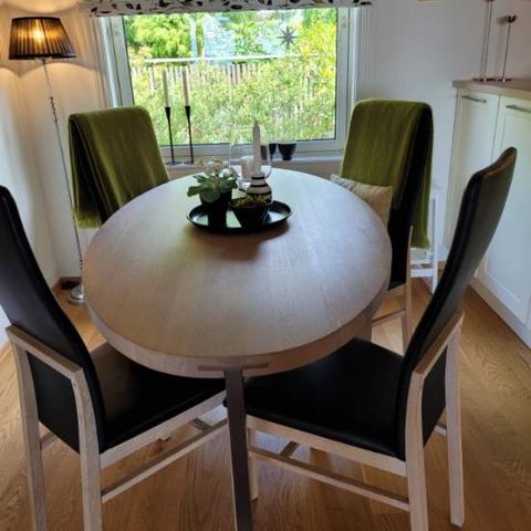 Naver kjøkkenbord med 4 stoler