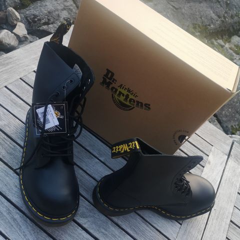 Dr. Martens, modell "Air Wair" i strl 42