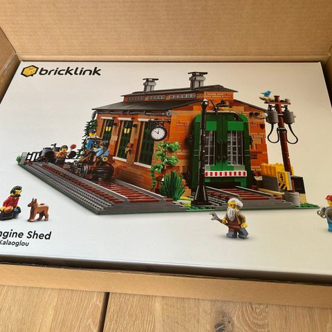 Lego bricklink 910033 Old train engine shed