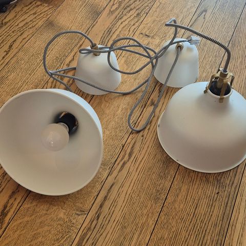 To IKEA taklamper med oppheng selges