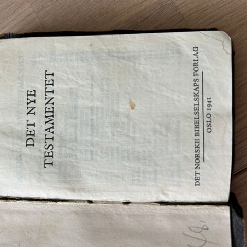 Antikk miniutgave av Det nye testamentet fra 1941.