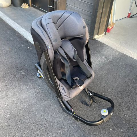 Axkid One 2 - Bakovervendt bilstol med isofix