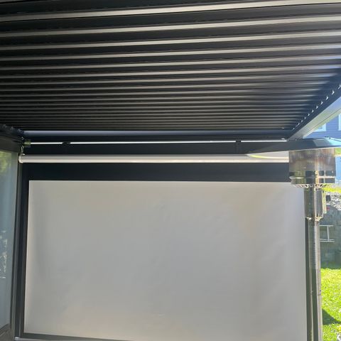 Elite screens lerret, størrelse hvitt lerret 268 X 149 cm.  Bredde boks 282 cm