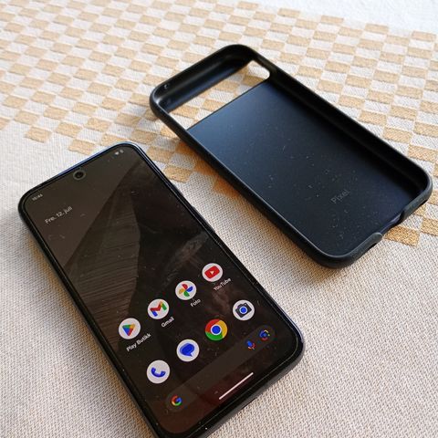 Nesten ny Google Pixel 8a 128GB (Obsidian) - m/deksel, skjermbeskytter og lader