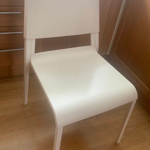 Hvit stol i plast (relativt tung og solid)