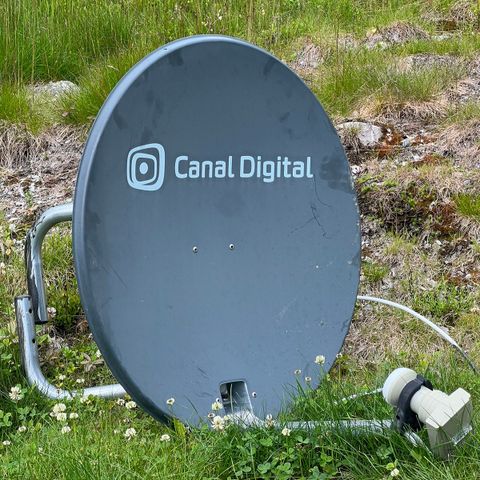 Parabol fra Canal Digital. Veggfeste følger med.