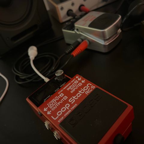 Boss rc 505 looper pedal for gitar og synth.