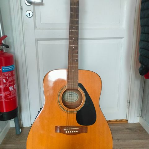 Meget pen Yamaha FX310 Electro Acoustic gitar med stålstrenger ca, 2007