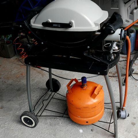 Weber gassgrill med trekk, stativ og gasskolbe i stål, lite brukt.