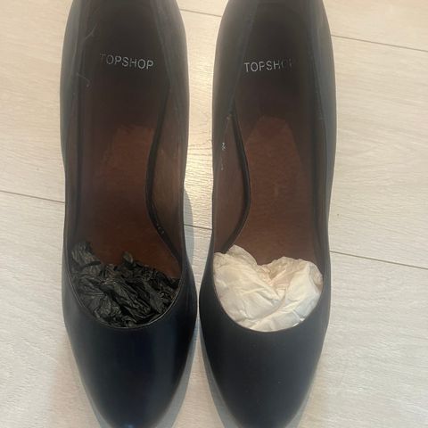 Sorte pumps i skinn fra Top Shop London