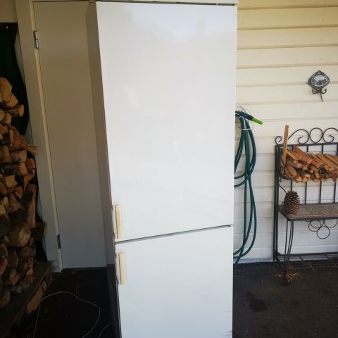 Kjøleskap Kombi Fryse, som tåler å stå i en bod selv om det er minus grader.