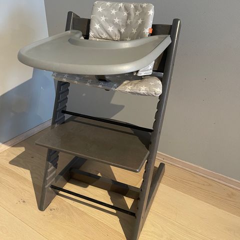 RESERVERT! Stokke Tripp trapp barnestol hazygrey, baby set, spisebrett, og pute!