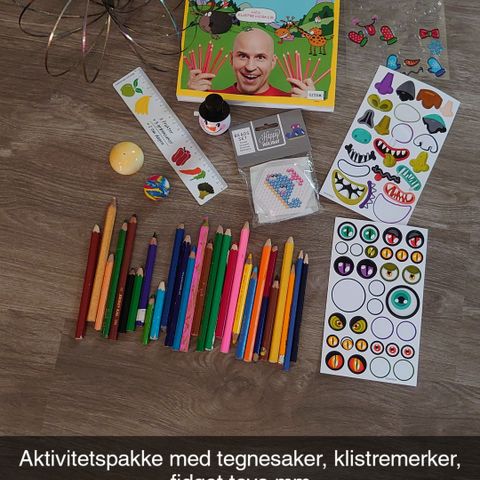 Aktivitetspakke med tegnesaker, klistremerker, fidget toys mm