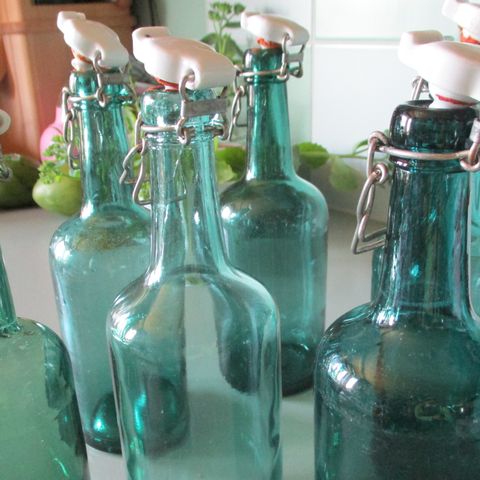 6 grønne flasker