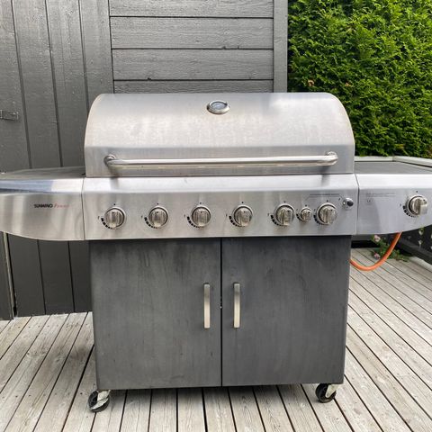 Stor Sunwind gassgrill med 6 brennere og «kokeplate».