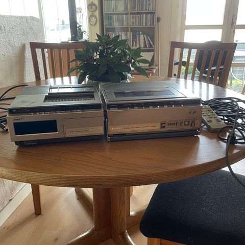 HITACHI - portable video cassette recorder VT-6500E og video tuner VT-TU65E