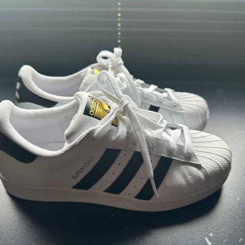 Adidas sko «Superstar» str 40 ( litt små i størrelsen)