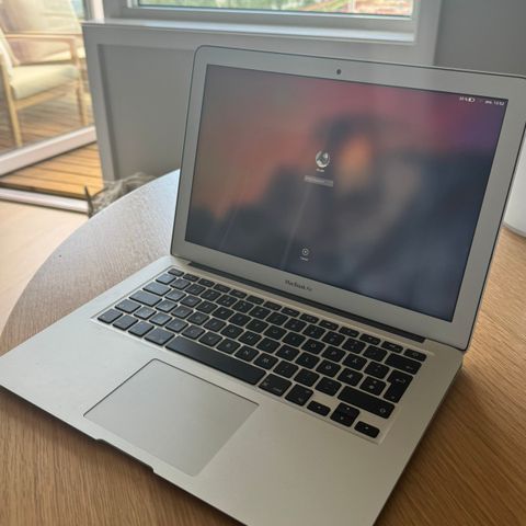 MACBOOK AIR 13.3 (2017) 8 GB