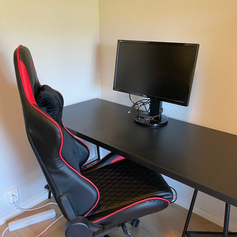 Pent og lite brukt gamingstol og skrivebord