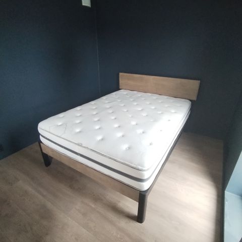 Til salgs sengen  med en kvalitetsmadrass 150x200