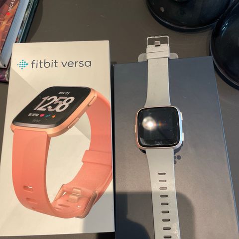 Selger en Fitbit Versa klokke med 4 reimer( les beskrivelse)