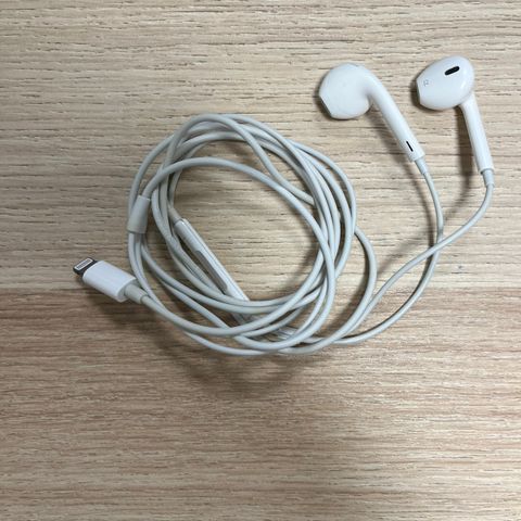 Apple EarPods med Lightning-tilkobling