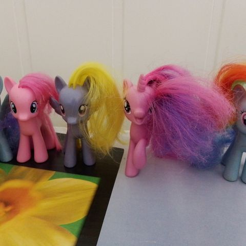 MLP my little pony figurer og et puslespill