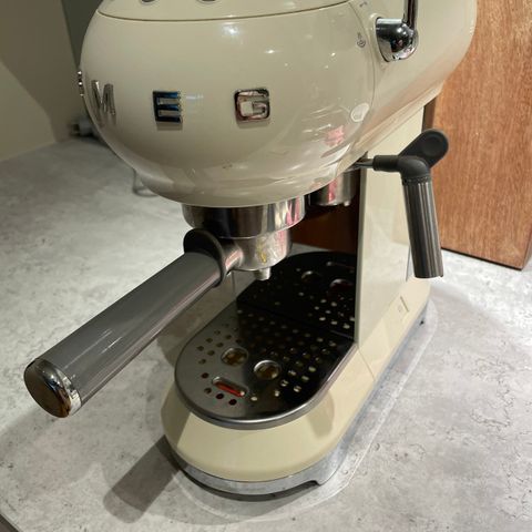 Reservert… smeg espressomaskin i fargen krem