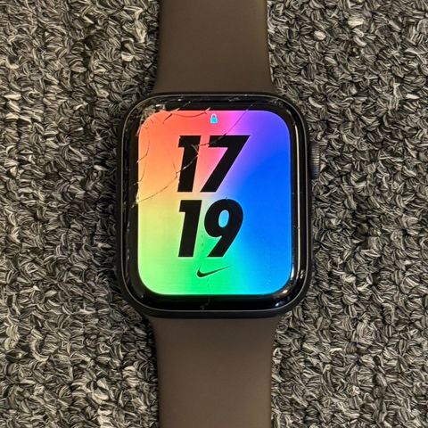 Apple Watch serie 4, Nike+ 44mm lese og se bilder 800 kr ferdig prute