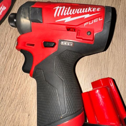 Milwaukee M12 slagskrutrekker m/batt