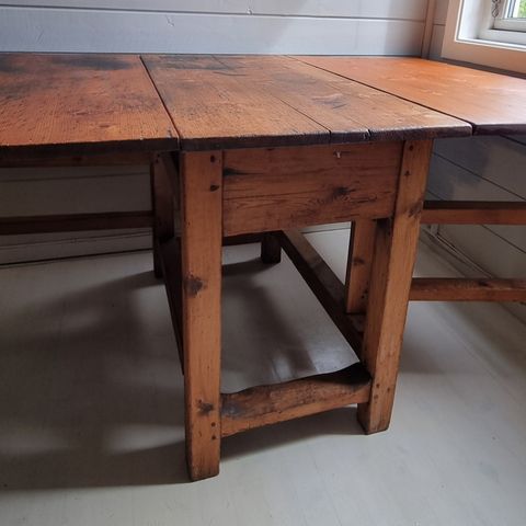 MEGET gammelt kjøkken/spisebord,NYDELIG PATINA 🤎 To klaffer. Totallengde 160 cm