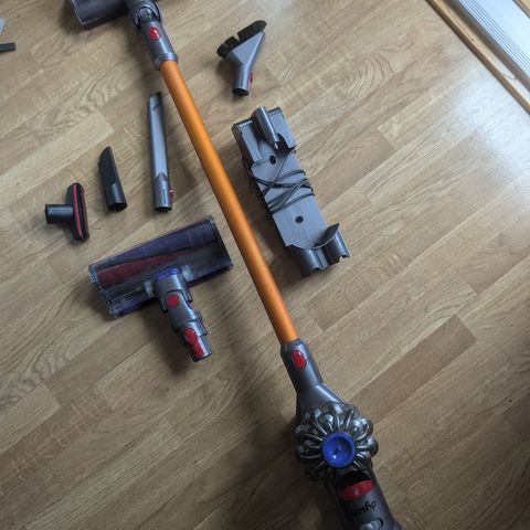 Dyson V8