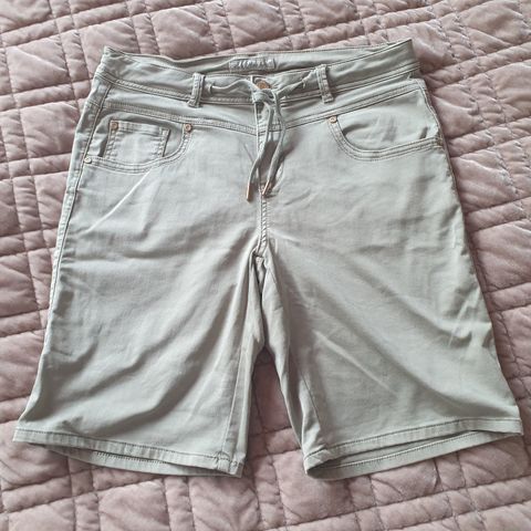 Shorts Red Button L