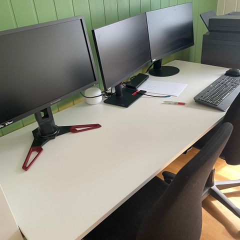 Stort Kinnarps skrivebord med hev/senk