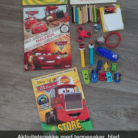 Aktivitetspakke med tegnesaker, tegnebøker, blad, fidget toys mm