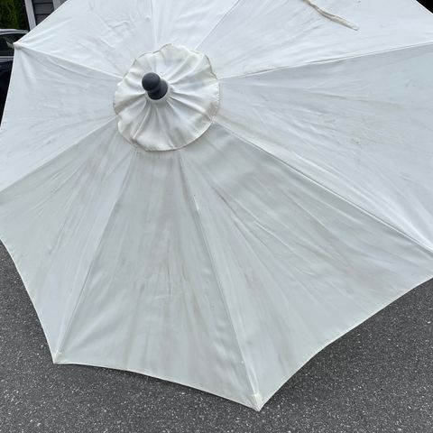 Selger offwhite parasoll uten fot