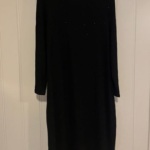 Enkel sort kjole til salgs. Helt ny, med lappen på.