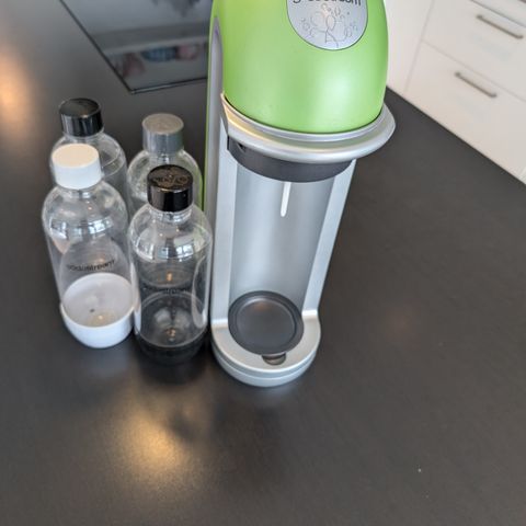 SodaStream med flasker selges