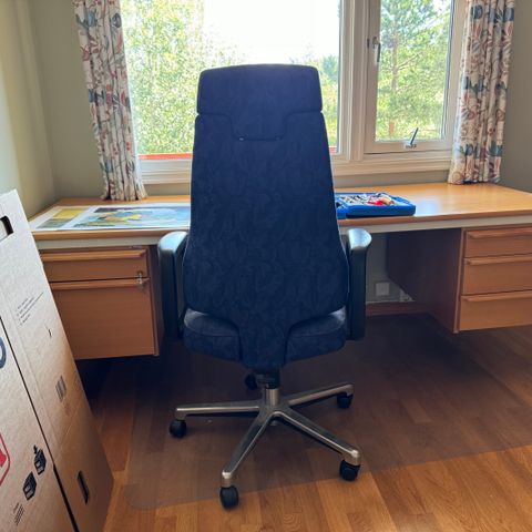 Skrivebord og sjefsstol gis bort ved henting 14. juli