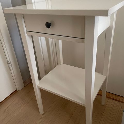 Hemnes nattbord fra IKEA, pent brukt!